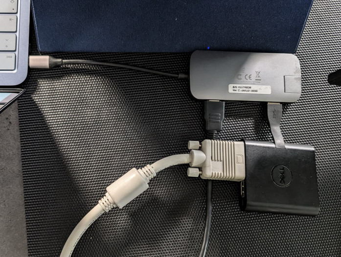 In unserem ersten Versuch haben wir ohne Dell-Dock experimentiert. (Bild: Oliver Nickel/Golem.de)